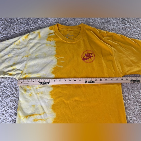 Men’s Small Nike Graphic Tee - Picture 5 of 6